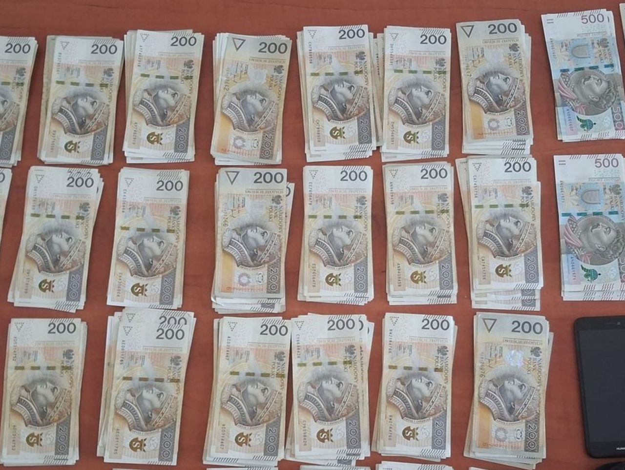 Częstochowa: Przez kilka lat wyłudzali VAT na dużą skalę. Rozbity gang oszustów, zarzuty usłyszało 98 osób