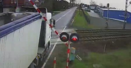 Czerwone światło i rogatki w górze, a kierowcy jadą. Nagranie krąży w sieci
