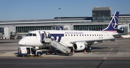 Zmiany dla pasażerów. Zawieszone połączenia lotnicze do 15 czerwca