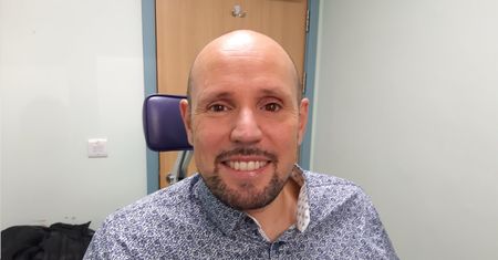 Spojrzał w lustro i nie mógł uwierzyć. Rewolucyjny zabieg w Londynie