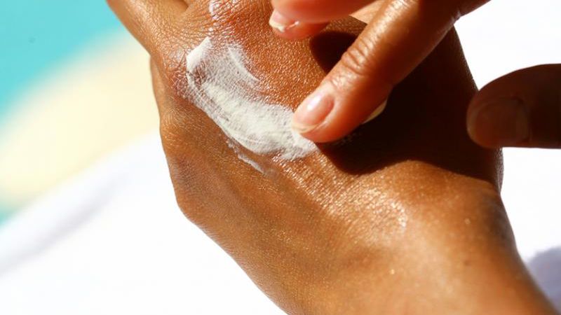 Związki chemiczne z kremów z filtrami przeciwsłonecznymi przenikają do krwiobiegu