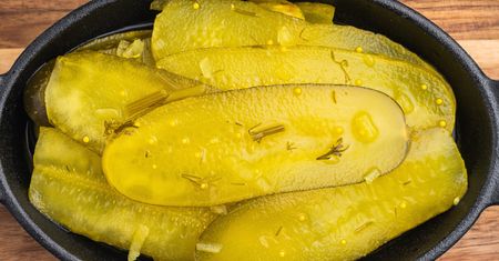 Wszystkie sąsiadki proszą o przepis na te ogórki. Znikają ze spiżarni szybciej niż kiszone