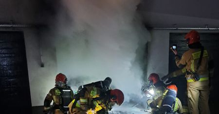 Dramat w Białymstoku: Dwa ciała w płonącym aucie. Co wydarzyło się w nocy?