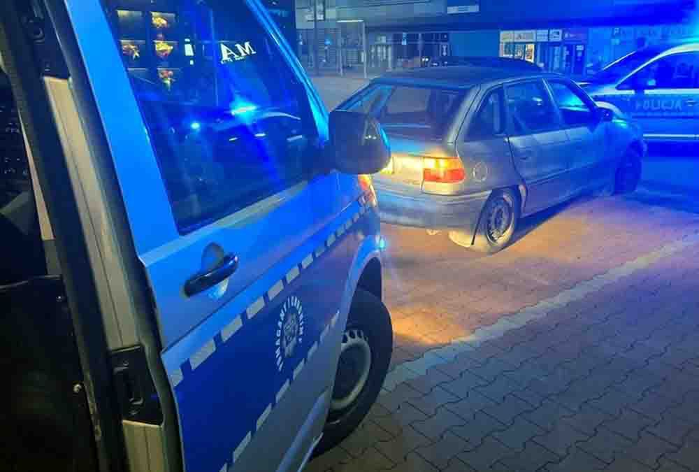 Piła: Pijany wiózł Oplem 10-latka i uderzył w znak drogowy. Wydmuchał trzy promile
