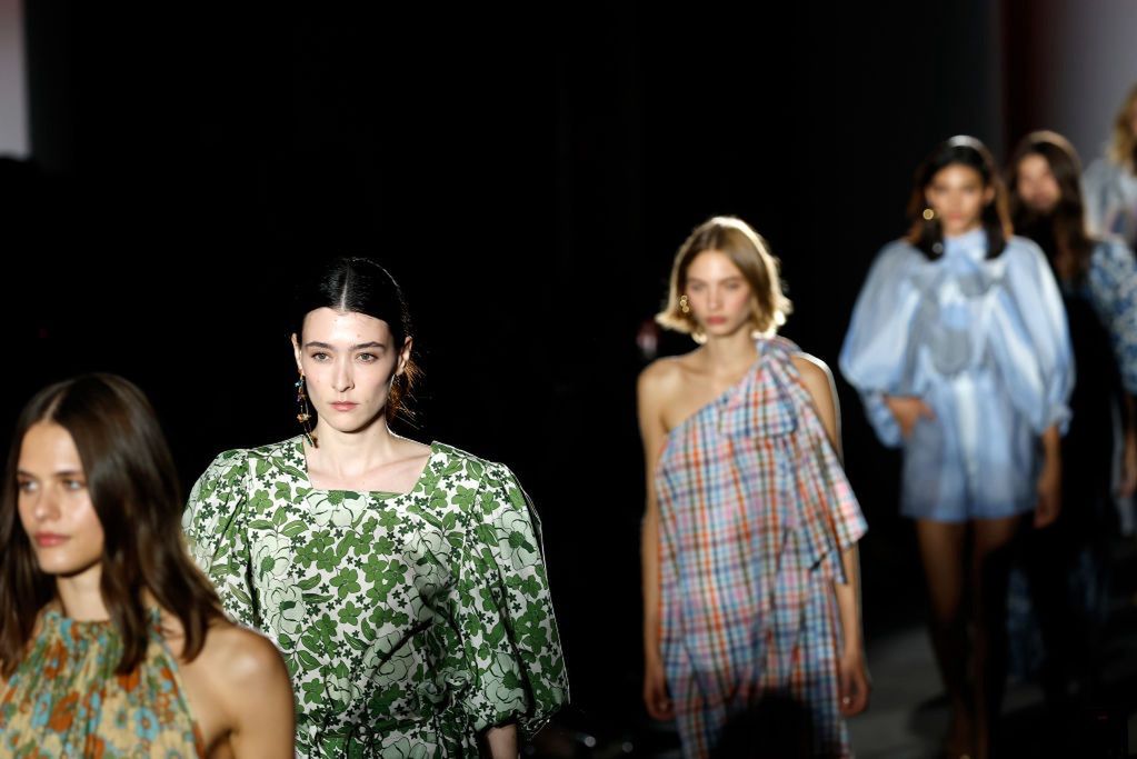 "W każdej jest coś do retuszu". Jak świat mody traktuje młode dziewczyny