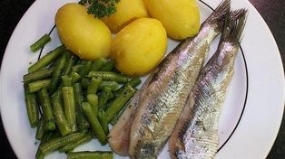 Skutki jedzenia śledzi. Kto powinien ich unikać? Rady dietetyków