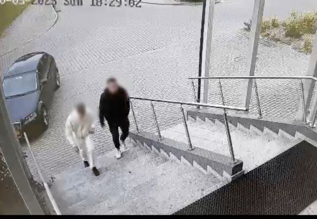 19-latek sam przyjechał pijany na policję i poprosił o badanie trzeźwości