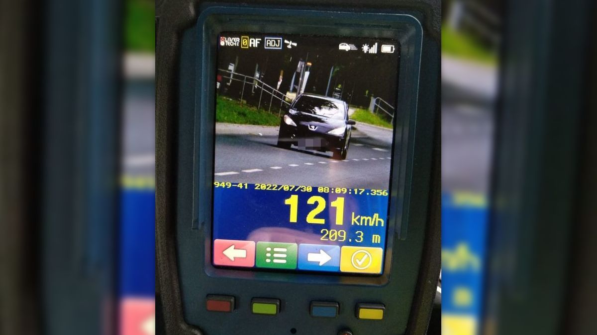 Kierowca peugeota jechał z prędkością 121 km/h po ul. Choiny