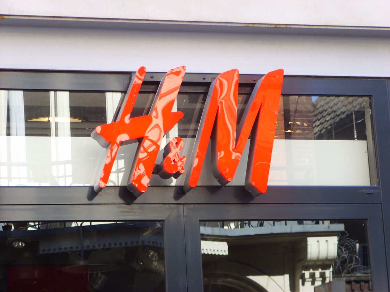 H&M zapłaci gigantyczną grzywnę za złamanie RODO