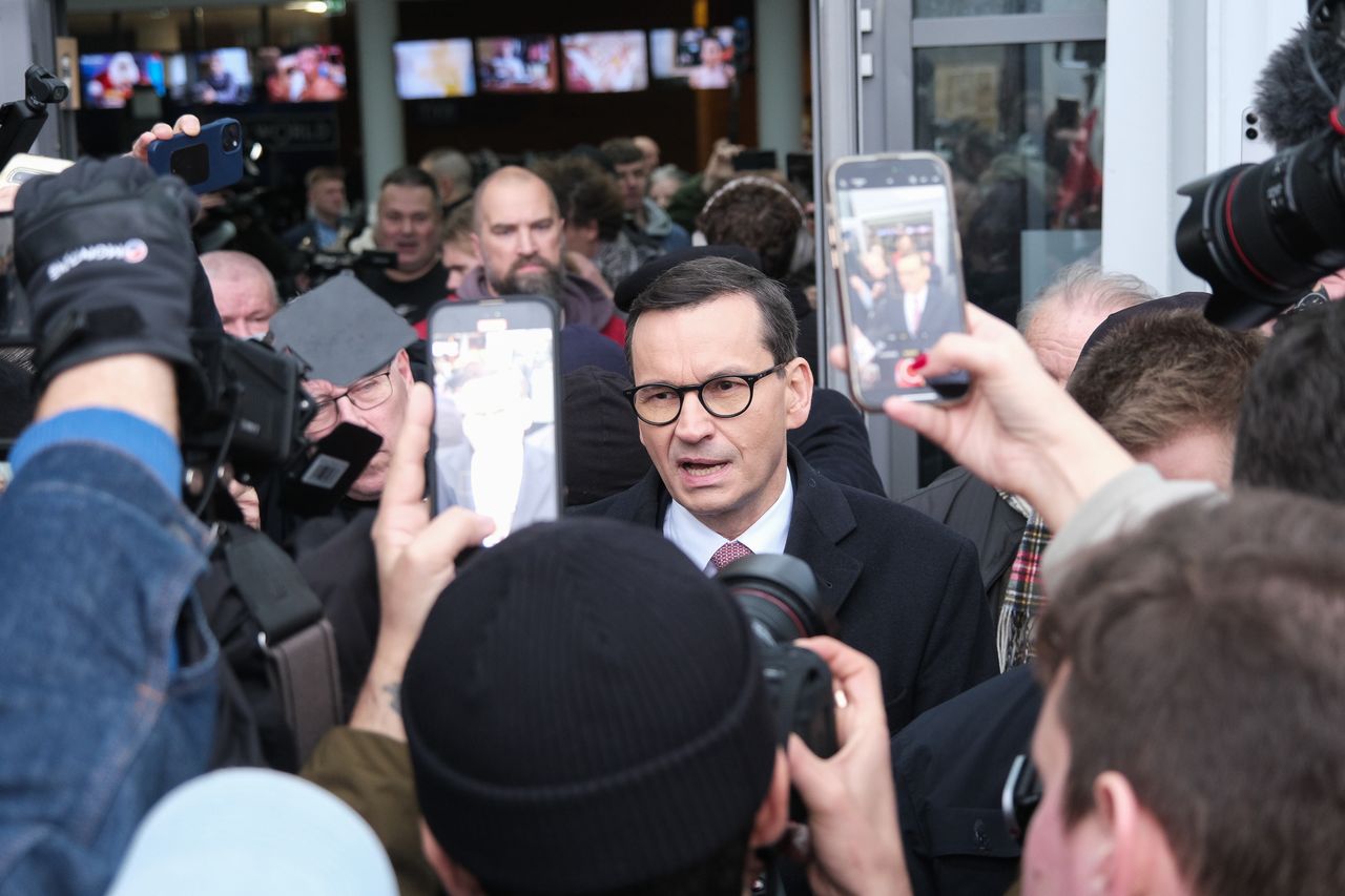 Morawiecki odbił się od drzwi. Nietypowe sceny pod TVP