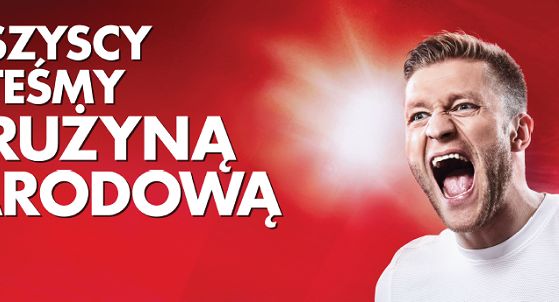 Biedronka promuje się jako sponsor piłkarskiej reprezentacji darmową książką Tomasza Wołka