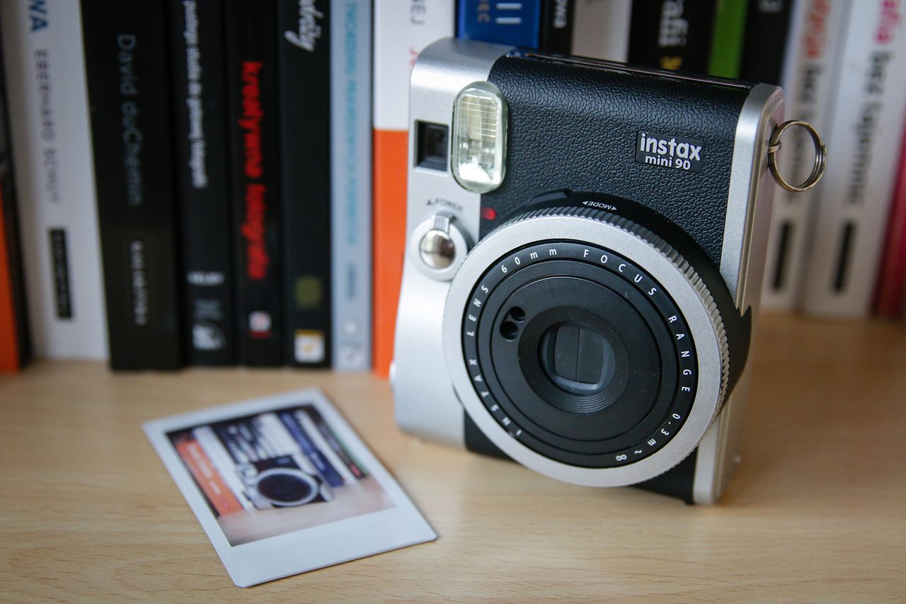 Fujifilm Instax mini 90 Neo Classic - natychmiastowa zabawa w stylu retro [test]