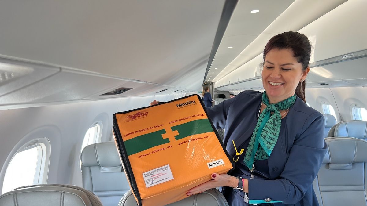 "Jungle kit" to obowiązkowe wyposażenie w samolotach, które latają nad lasami równikowymi Ameryki Południowej