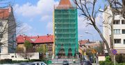 Wieża Bramy Chojnowskiej w Legnicy jest remontowana