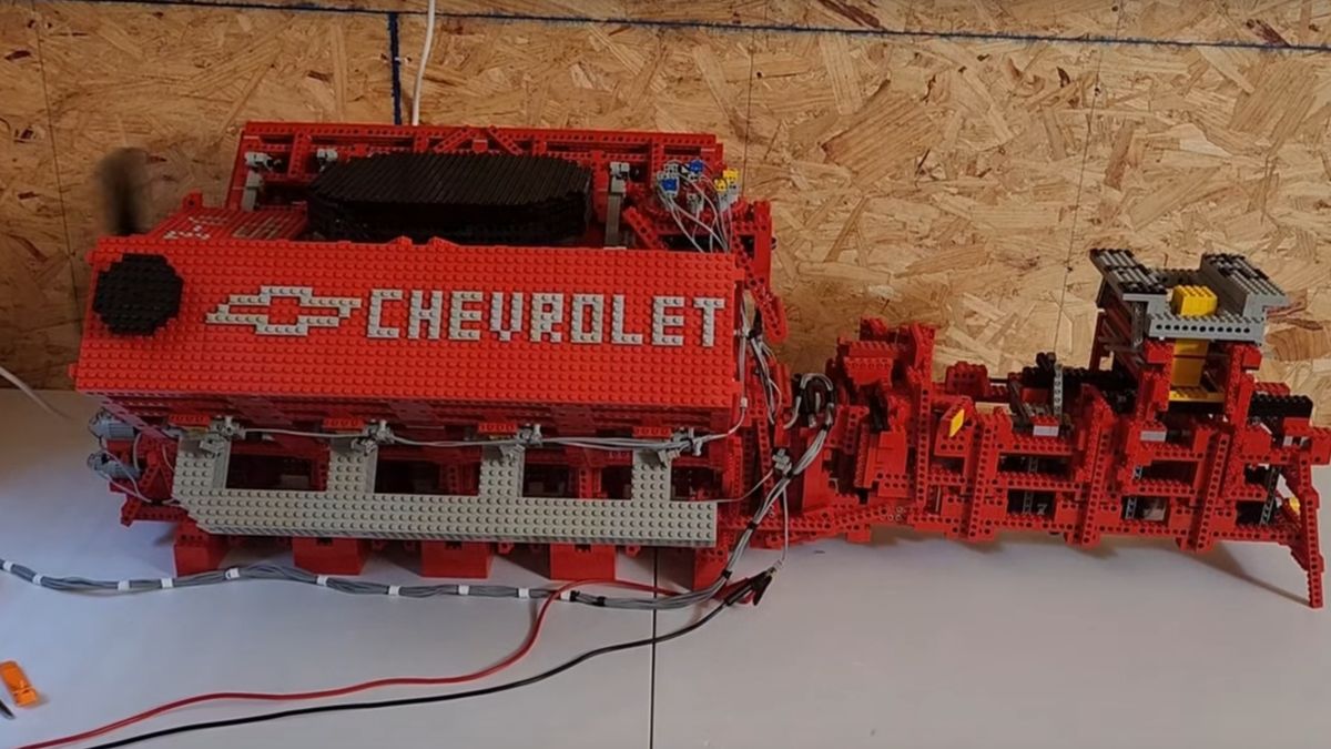 Silnik został zbudowany z części Lego z serii Expert Builder z lat 70. i 80.