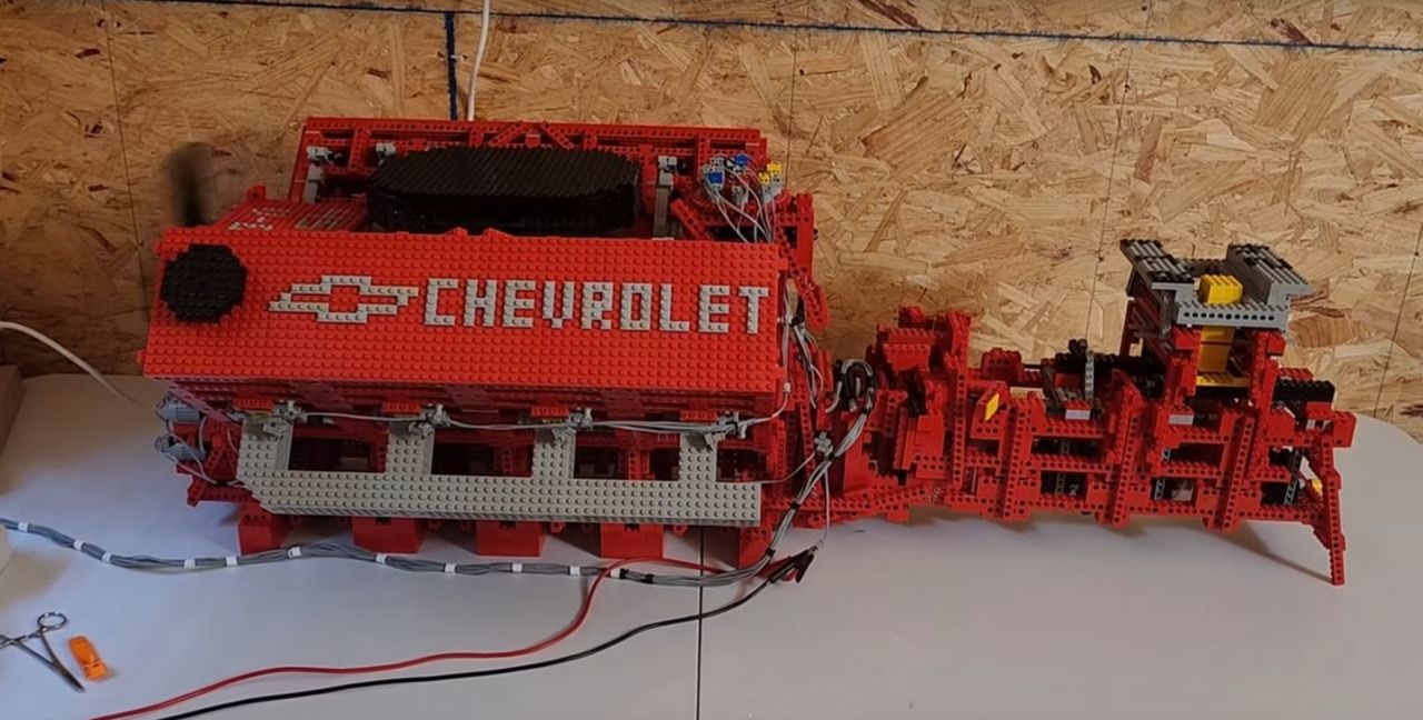 Niesamowita konstrukcja. Zrobił silnik do klasycznego chevroleta z klocków Lego