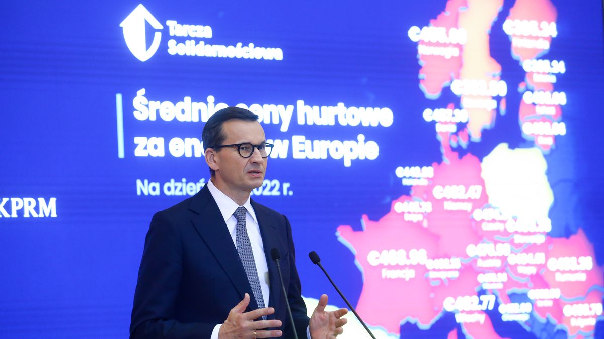 Warszawa, 15.09.2022. Premier Mateusz Morawiecki na konferencji prasowej w KPRM w Warszawie, 15 bm. Konferencja dotyczyła Tarczy Solidarnościowej mającej chronić Polaków przed gwałtownymi, 3-4 krotnymi wzrostami cen energii. (aldg) PAP/Rafał Guz