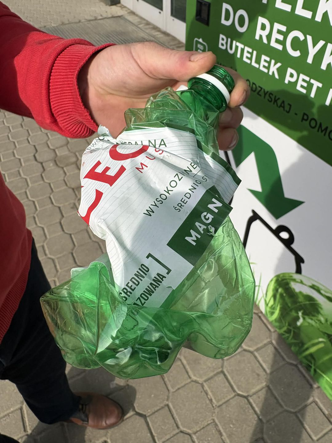 Do butelkomatu można przynosić zgniecione butelki.