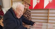 Wybory 2023. Józef Hen przy urnie wyborczej. Ma 99 lat i 11 miesięcy