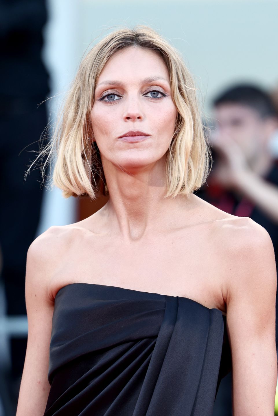 Anja Rubik na czerwonym dywanie w Wenecji