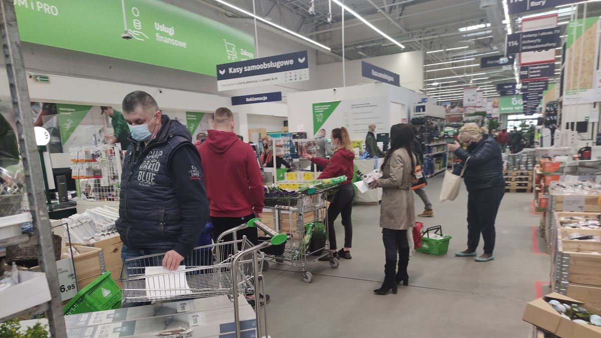 Nowe obostrzenia spowodowały chaos w i pod sklepami budowlanymi.