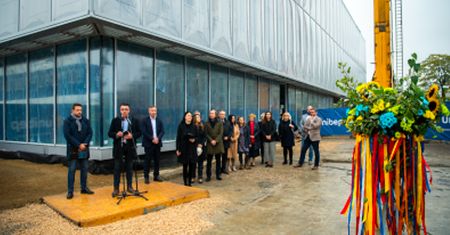 Warszawa. Powstaje Pracownia Przewrotu Kopernikańskiego. Na budynku już wiecha
