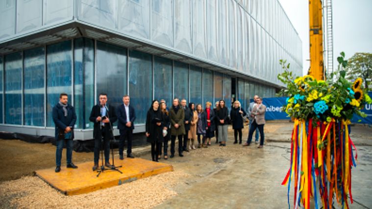 Warszawa. Wiecha na budynku Pracowni Przewrotu Kopernikańskiego nad Wisłą. Będzie częścią Centrum Nauki Kopernik. Środki na tę inwestycję pochodzą z budżetu miasta i województwa mazowieckiego oraz CNK (Urząd Miasta st. Warszawy)