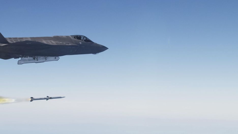 Odpalenie AIM-120 AMRAAM z myśliwca, zdjęcie ilustracyjne