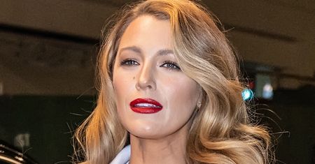 Wystrojona Blake Lively odsłania odchudzoną sylwetkę na pokazie Michaela Korsa, pozując z 50-letnią SIOSTRĄ (ZDJĘCIA)