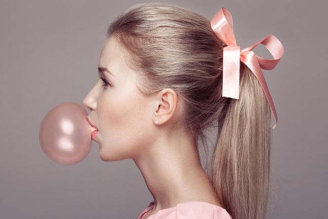 Boli cię czasem skóra u nasady włosów? To może być wynik ich zbyt ciasnego związywania. Dlatego rozpuszczaj włosy, kiedy tylko jest to możliwe