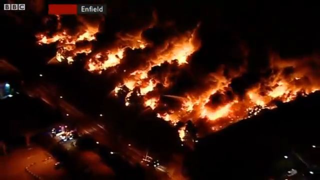 Gigantyczny pożar w londyńskim centrum Sony [wideo]