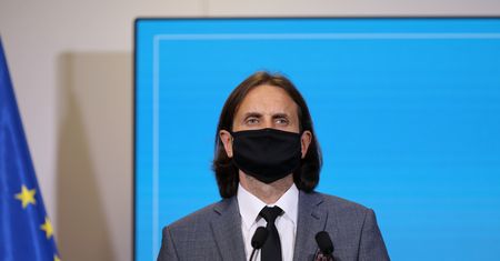 "Czy to jest farsa?". Nowy wiceminister zdrowia z wielką pensją