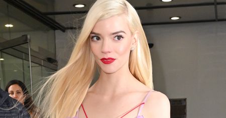 Anya Taylor-Joy w zmysłowym projekcie polskiej projektantki. Od stóp do głów w czerwieni