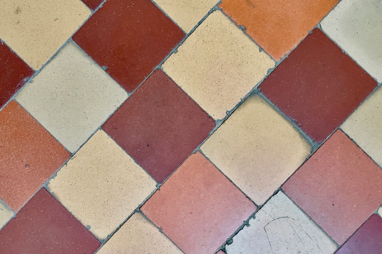 Dlaczego płytki na balkonie lub tarasie pękają? Możesz tego uniknąć