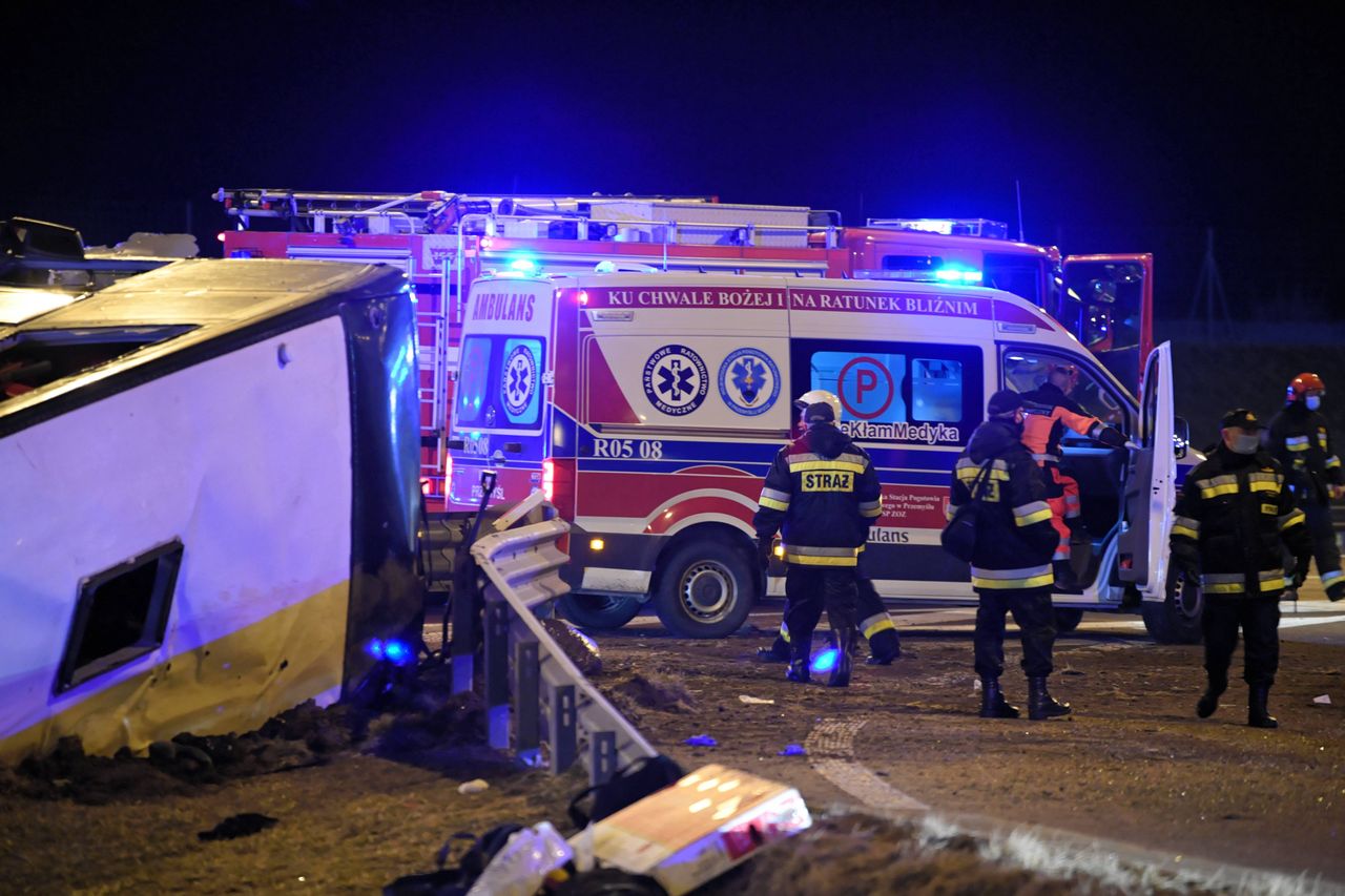Groźny wypadek na A4. Autokar z żołnierzami USA wpadł do rowu