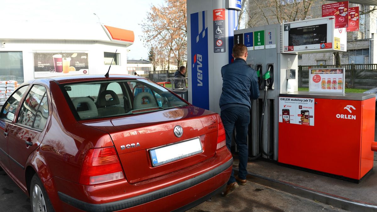 Akcja Protestacyjna przeciwko podwy?kom cen paliw
Fot. Adam Staskiewicz / East News. Sieradz 25.011.2018. Nie tankujemy. Pod takim haslem w poniedzialek ma sie odbyc protest kierowcow przeciwko podwyzkom cen paliw. W niedziele za to mozna zaobserwowac wzmozony ruch na stacjach paliwowych. Kierowcy nawolywali, ze jesli musisz zatankowac to zrob to w niedziele, zamiast w poniedzialek. N/Z kierowcy tankuja samochody w niedziele
Adam Staskiewicz