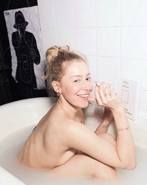 Kasia Warnke reklamuje prezerwatywy