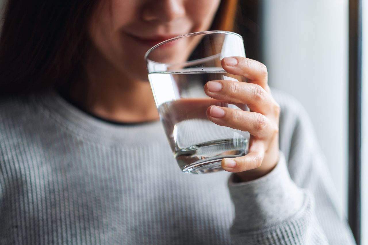 Czy picie wody na czczo jest zdrowe? Dietetyczka nie ma wątpliwości