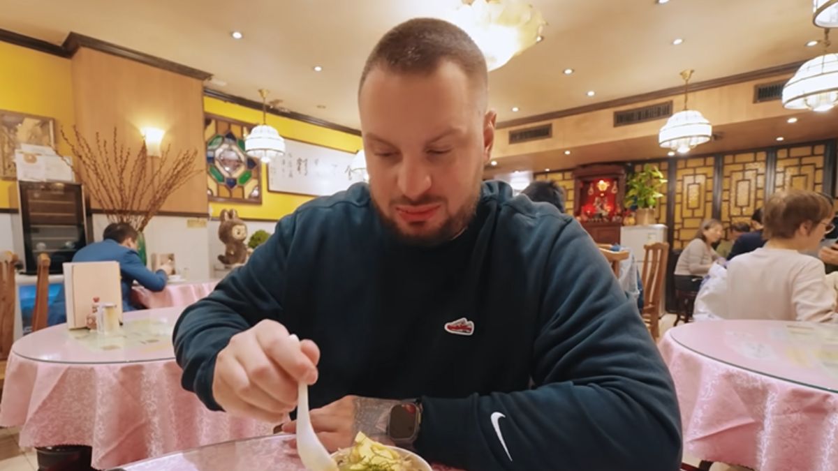 Wojek spróbował zupy z węża