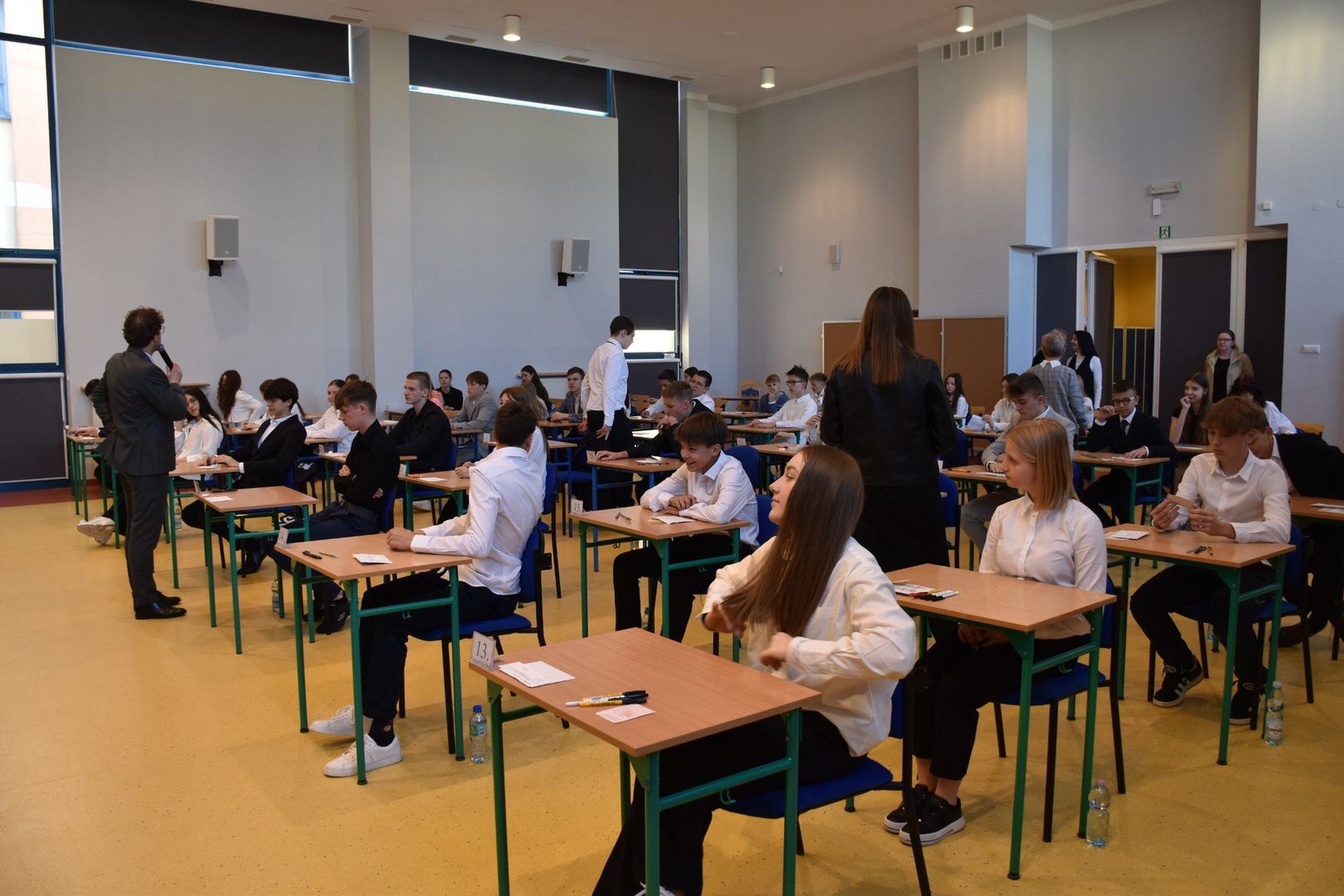 Uczniowie Szkoły Podstawowej nr 24 im. Jana Pawła II tuż przed rozpoczęciem egzaminu z języka polskiego
