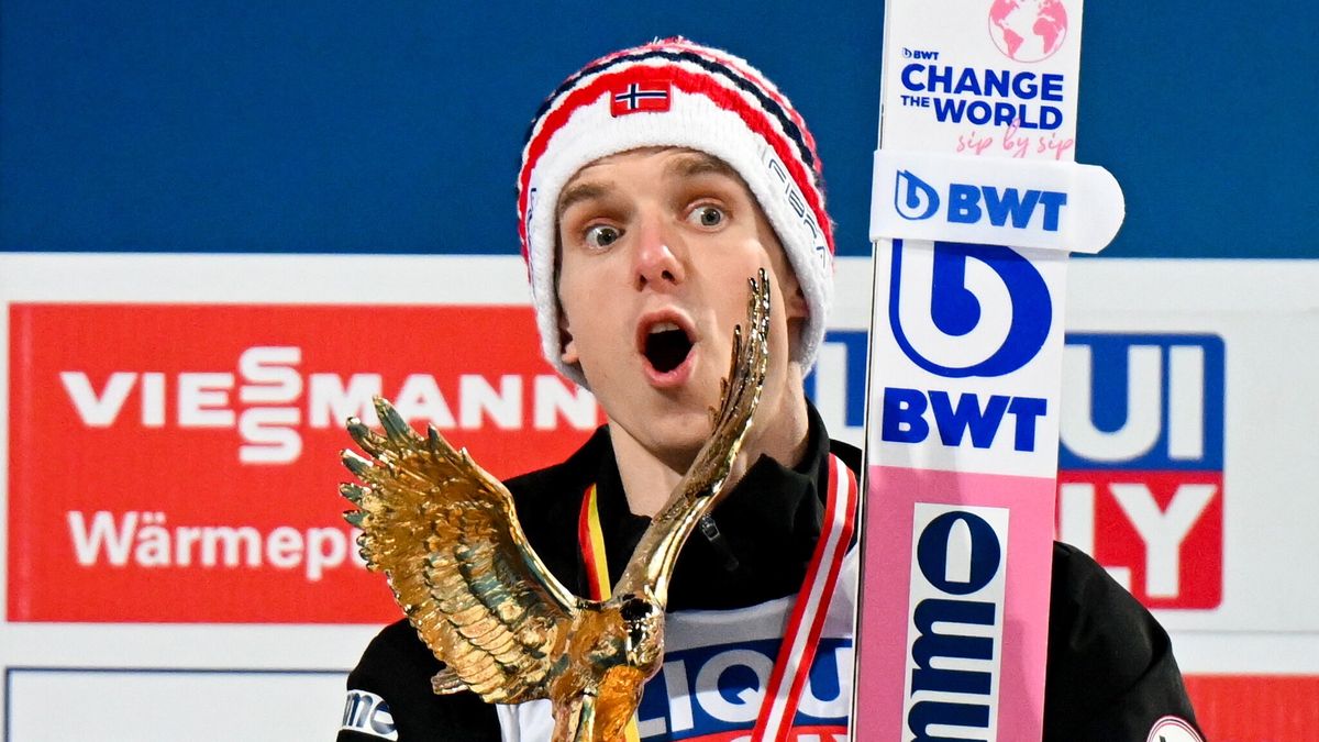 Norway´s Halvor Egner Granerud, winner of the 71th Four Hills ski jumping tournament, celebrates on the podium, Bischofshofen, Austria, 06 January 2023. EPA/Christian Bruna Dostawca: PAP/EPA.