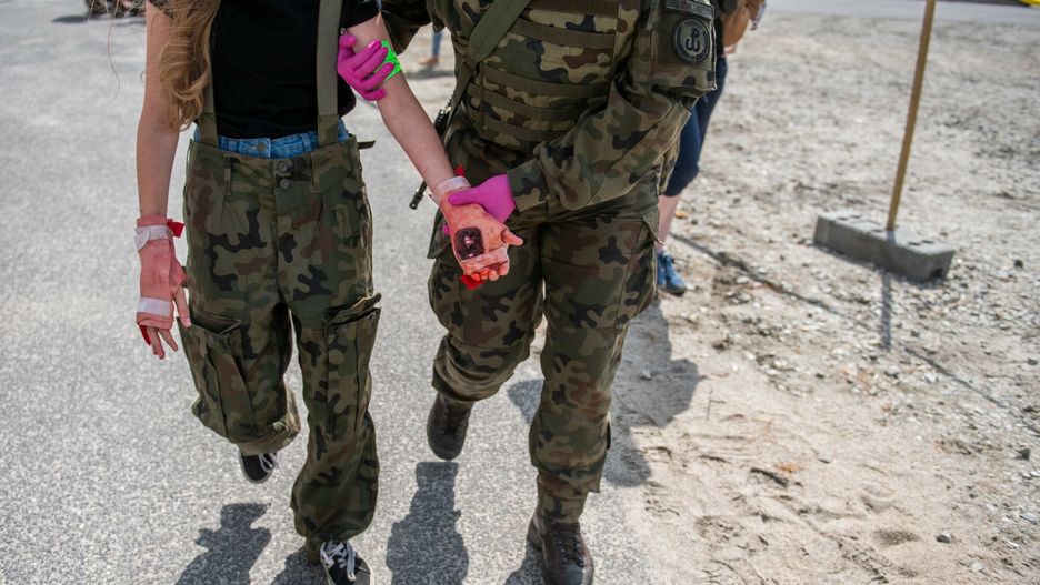 Szkolenie Combat Medic z gwardi? narodow? USA
Fot. Lukasz Gdak/East News, Wloszakowice (k. Leszna), 22.07.2023. Szkolenie z instruktorami gwardii narodowej stanu Illinois z zakresu COMBAT MEDIC, ktore zakonczylo cykl szkolen polskich terytorialsow z amerykanskimi zolnierzami. W cwiczeniu udzial wzieli zolnierze z roznych brygad WOT z terenu calego kraju.
Lukasz Gdak