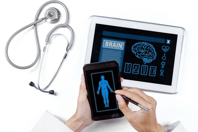 Zdjęcie smartfonu, tabletu i stetoskopu pochodzi z serwisu Shutterstock
