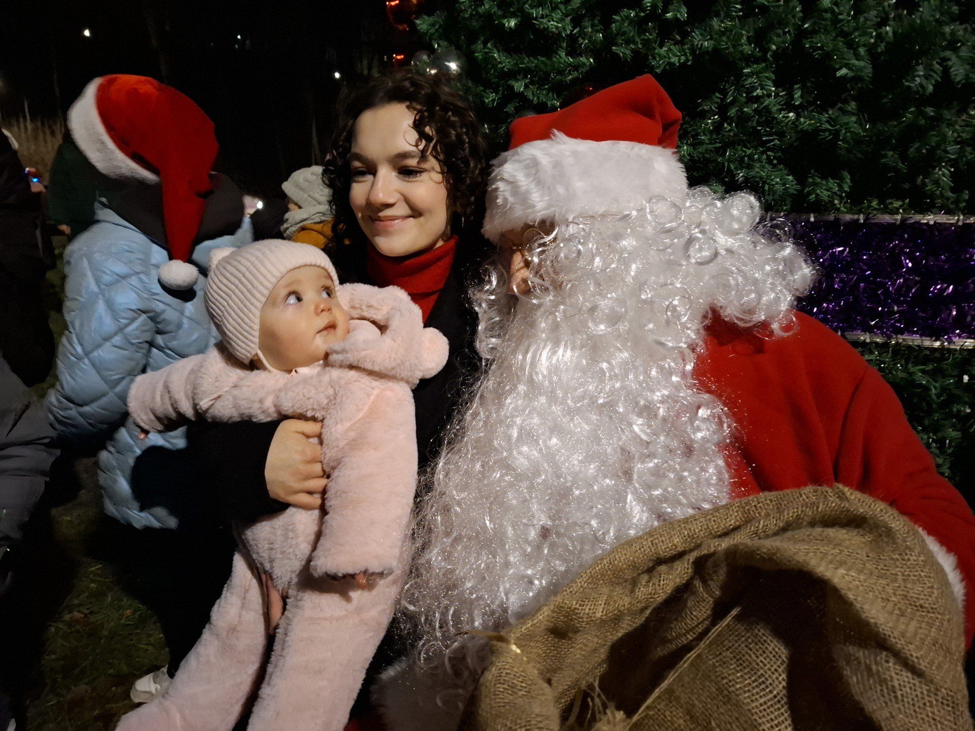 Mikołaj odwiedził Starachowice. Z małymi mieszkańcami miasta spotkał się w Parku Miejskim.