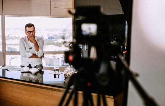 Firmy stawiające na ekologię zerwały współpracę z Maciejem Orłosiem. Dziennikarz im odpowiada