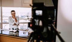 Firmy stawiające na ekologię zerwały współpracę z Maciejem Orłosiem. Dziennikarz im odpowiada