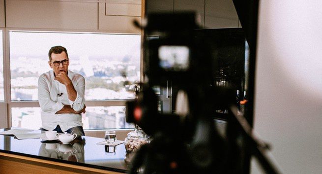 Firmy stawiające na ekologię zerwały współpracę z Maciejem Orłosiem. Dziennikarz im odpowiada