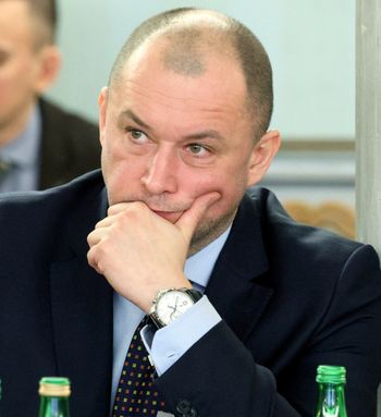 Auto sędziego uderzyło w drzewo. "Mamy wyniki wydychanego powietrza"