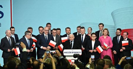 Przyćmiła Kaczyńskiego. Kim jest kobieta w różowej sukience?