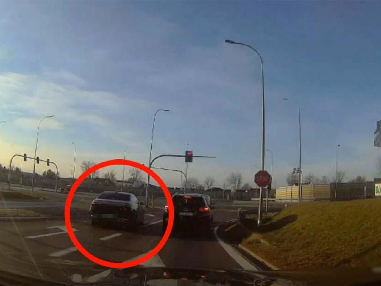 Uznał, że czerwone światło go nie obowiązuje. Ominął auta i pojechał dalej